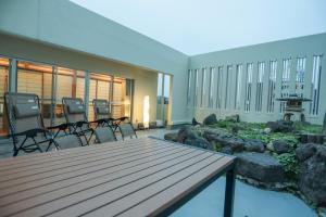 名古屋市にあるFushimi Yokkusu Building 10F - Vacation STAY 16301のパティオ(テーブル、椅子付)、