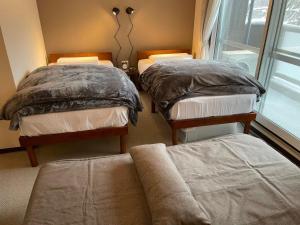 定山渓にあるFew Days Condominium Jozankei Room 302 - Vacation STAY 16313の窓のある部屋にツインベッドが2台 +34枚の写真