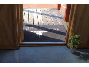 una puerta con un cartel escrito en el vidrio en Phottage inn Biei - Vacation STAY 20948v, en Biei