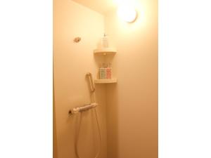 un baño con ducha y lavabo en Phottage inn Biei - Vacation STAY 20949v, en Biei 12 fotos más