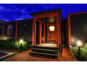 una puerta delantera de una casa con dos luces en Phottage inn Biei - Vacation STAY 20949v, en Biei