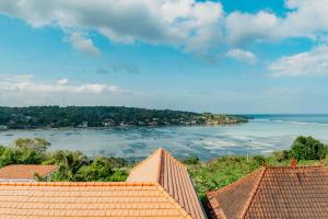 vista sull'oceano dai tetti delle case di Sabiha Villas Nusa Lembongan a Nusa Lembongan