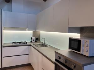 Una cocina o cocineta en Penthouse at the Monument