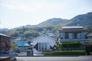 淡路市にあるRUSH Awajiso Guppy - Vacation STAY 28987vの山を背景にした町の白い家