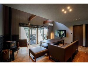 沓掛にあるMORIHAKU - Vacation STAY 36402vのテーブルと椅子のあるダイニングルーム