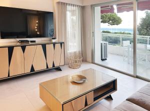 Μια τηλεόραση ή/και κέντρο ψυχαγωγίας στο Elegant 2 Br with parking