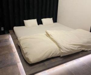 Una cama blanca grande con dos almohadas encima. en RE:VER Hojo - Vacation STAY 37337v, en Tateyama 53 fotos más