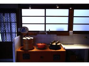 une cuisine avec des casseroles et des poêles sur un comptoir dans l'établissement Maroya - Vacation STAY 16538, à Hamamatsu 24 autres photos