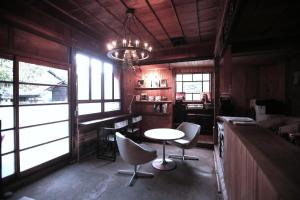 une salle à manger avec une table, des chaises et un lustre dans l'établissement Maroya - Vacation STAY 16538, à Hamamatsu