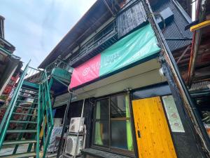 a store with a colorful door on a building at SLOW HOUSEyugawara - Vacation STAY 61223v in Miyakami