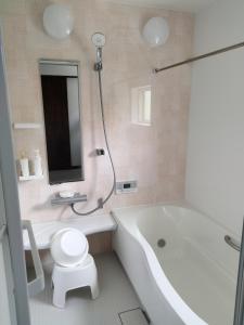 水戸市にあるGuesthouse Senba - Vacation STAY 16651の浴槽、トイレ、洗面台を備えたバスルーム