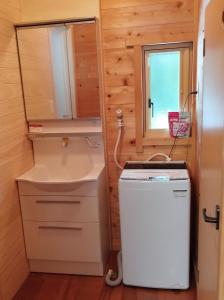 ein kleines Haus mit Spüle und Kühlschrank in der Unterkunft Country Resort Sugou - Vacation STAY 41071v in Hida