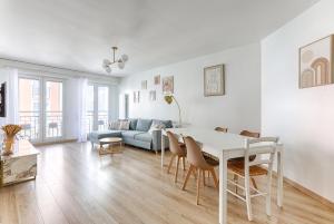 a white living room with a table and chairs at Superbe appartement pour 6P aux portes de Paris in Saint-Maurice