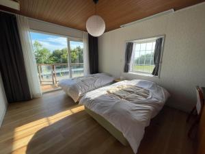 KoseにあるGORORI - Vacation STAY 44617vの大きな窓のある部屋にベッドが2つある
