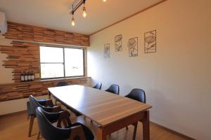 ein Konferenzraum mit einem Holztisch und Stühlen in der Unterkunft Garden House Kujukuri - Vacation STAY 44383v in Mobara