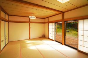 富津市にあるMayoruca House - Vacation STAY 58312vの木製の天井と窓が特徴の空間