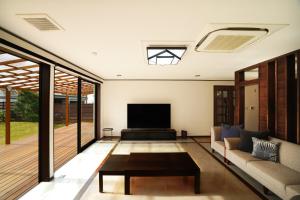 富津市にあるMayoruca House - Vacation STAY 58312vのソファとテレビのあるリビングルーム