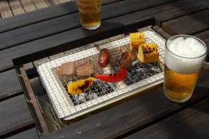富津市にあるMayoruca House - Vacation STAY 58312vのグリルの上に置かれた食べ物と飲み物