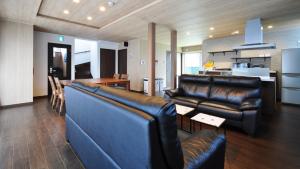 美瑛町にあるCondominium Biei Nakamachi - Vacation STAY 48311vのリビングルーム(革張りの家具付)、キッチン