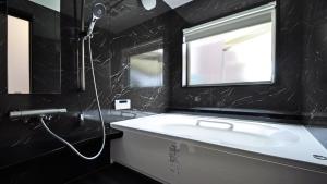 美瑛町にあるCondominium Biei Nakamachi - Vacation STAY 48311vの白い洗面台と窓のあるバスルーム +13枚の写真