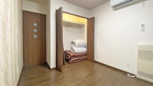 美瑛町にあるCondominium Biei Nakamachi - Vacation STAY 48311vの廊下(クローゼット付きの部屋へつづくドア付)