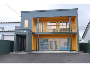 美瑛町にあるCondominium Biei Nakamachi - Vacation STAY 48311vのバルコニー付きの家