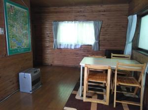 una camera con tavolo, sedie e televisore di Miyori Hometown Experience Village Campsite (Nakam - Vacation STAY 34963v a Nikko
