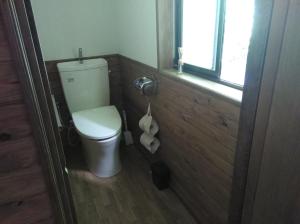 bagno con servizi igienici bianchi in camera di Miyori Hometown Experience Village Campsite (Nakam - Vacation STAY 34963v a Nikko