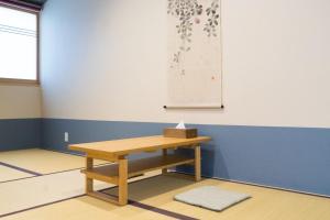 una mesa en una habitación con una pared azul y blanca en Zennichi - Vacation STAY 60323v, en Kioto