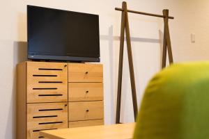 un televisor de pantalla plana en un tocador con un televisor en él en Zennichi - Vacation STAY 60323v, en Kioto