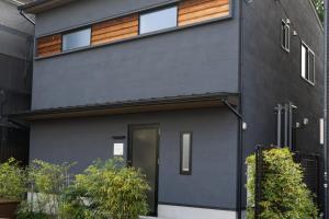 una casa negra con una fachada negra en Zennichi - Vacation STAY 60323v, en Kioto
