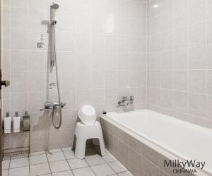 NamihiraにあるMilky Way B - Vacation STAY 61219vの浴槽とトイレが備わった浴室 +40枚の写真