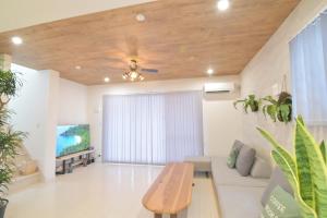 TV a/nebo společenská místnost v ubytování The No,10 Miyako Pool villa - Vacation STAY 66928v