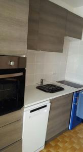 Kuchyň nebo kuchyňský kout v ubytování Au dessus des nuages Sublime Vue