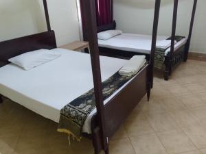 eine Gruppe von drei Etagenbetten in einem Zimmer in der Unterkunft Elisol House in Mombasa