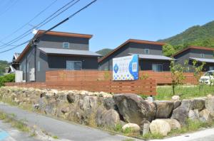 a wooden fence in front of a house at Agrito Island Time - Vacation STAY 84454v in Imabari