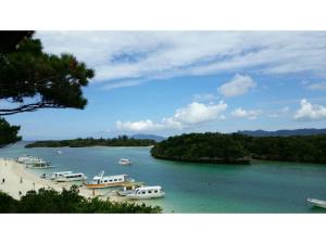 a group of boats are docked at a beach at OYADO YAMASASHI - Vacation STAY 16886 in Ishigaki Island