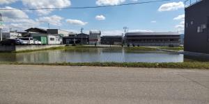 a large body of water on the side of a street at Sakura House - Vacation STAY 89133v in Tokamachi