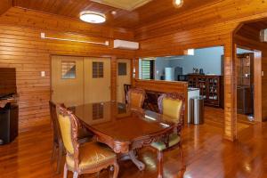 een eetkamer met een houten tafel en stoelen bij kise - Vacation STAY 95765v in Amami