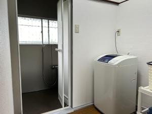 a laundry room with a washer and a window at Alupie m - Vacation STAY 97351v in Arao