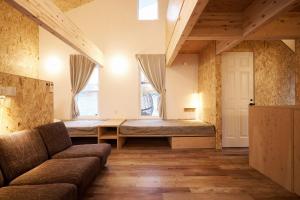 鴨川市にあるBungalow One - Vacation STAY 98273vのソファと2つの窓があるリビングルーム +19枚の写真