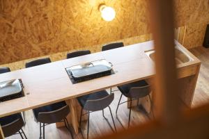 鴨川市にあるBungalow One - Vacation STAY 98273vのテーブルと椅子のある会議室