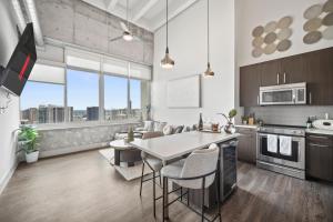 Η κουζίνα ή μικρή κουζίνα στο The Aura Penthouse