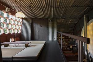 En eller flere senge i et værelse på CORRUGATED HOUSE - Vacation STAY 17005