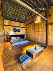 ein Schlafzimmer mit einem Bett und einem Tisch in einem Zimmer in der Unterkunft Pham's House - Homestay & Cafe in Sa Pa