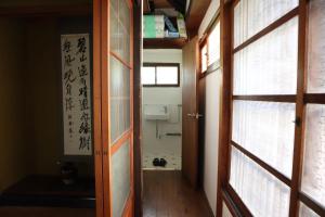 貝塚市にあるMizuma no Yado - Vacation STAY 16613vのバスルーム(トイレ付)へのドア +44枚の写真