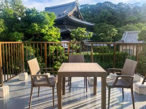 貝塚市にあるMizuma no Yado - Vacation STAY 16613vのパゴダ付きのバルコニー(テーブル、椅子付)