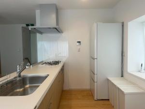 Η κουζίνα ή μικρή κουζίνα στο Bright House Saluton in Atami - Vacation STAY 18798v