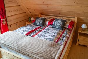 een bed in een houten kamer met een bed sidx sidx sidx bij Domki z bali na miedzy in Piwniczna