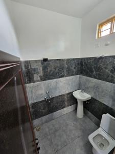 ein Badezimmer mit Toilette und Waschbecken in der Unterkunft Hotel YesWell - Best Hotel Near Jolly Grant Airport in Doiwāla